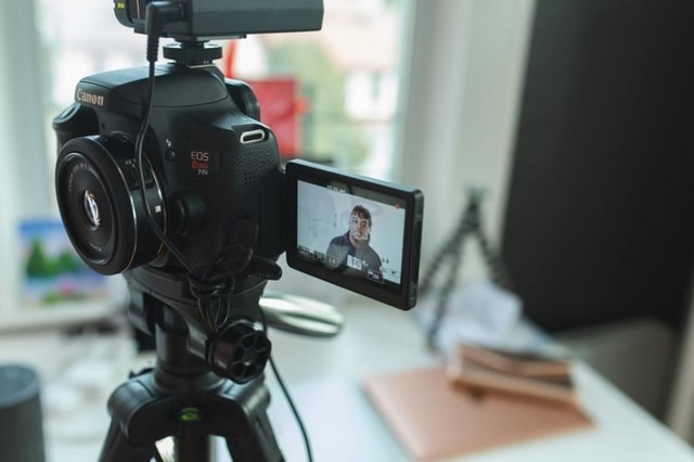  4 Hal yang Perlu Dipersiapkan Selain Kamera Vlog ketika Vlogging 